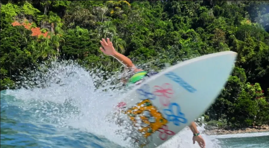 Quadro de vídeo: prancha cortando a espuma da onda